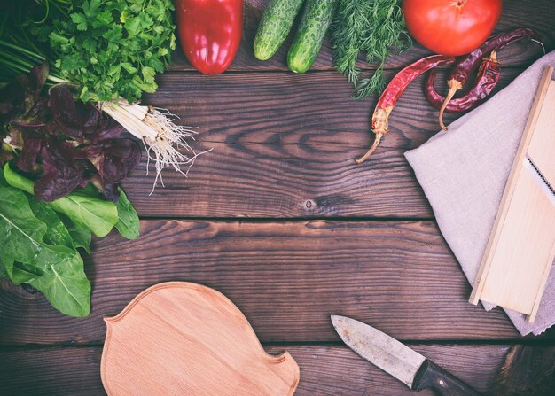 Ingredientes frescos sobre mesa