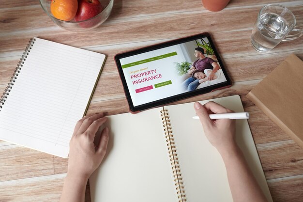 Persona escribiendo receta